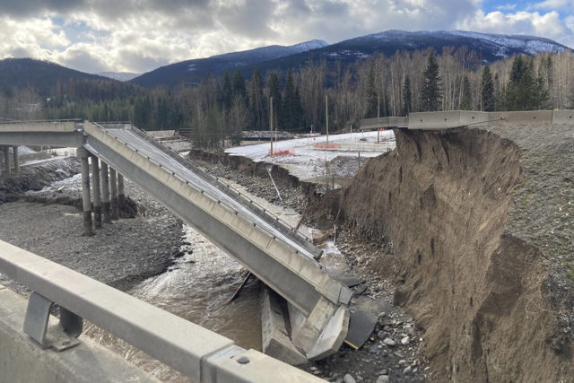 27217852_web1_coquihalla-collapse-