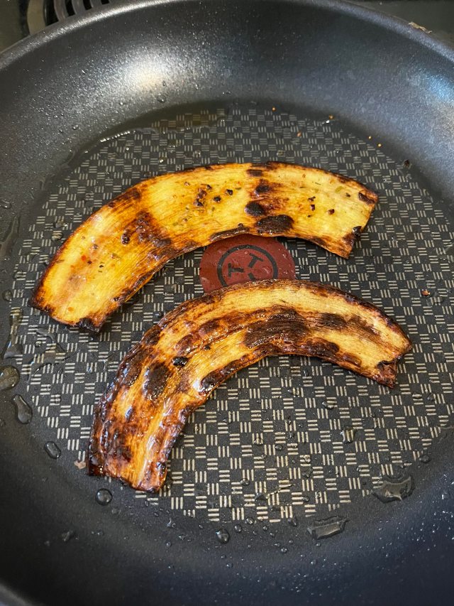 Eatingfriendbananapeels